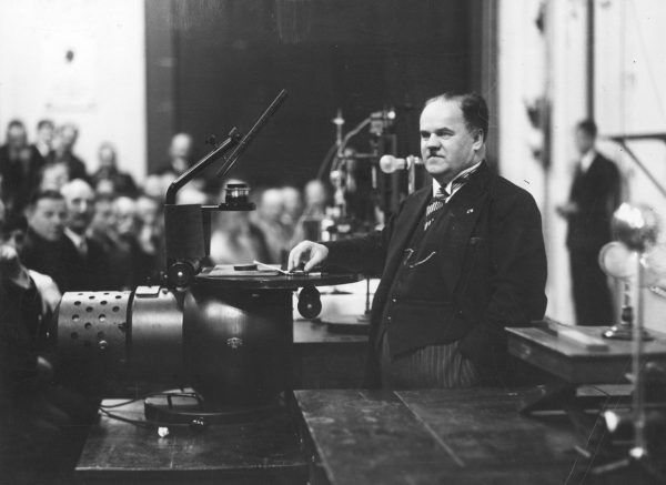 Profesor Mieczysław Wolfke podczas wygłaszania odczytu pt. „Nowe cząstki elementarne” przy aparaturze doświadczalnej, marzec 1935 rok (źródło: NAC). Zdjęcie oraz podpis z książki Marka Boruckiego „Wielcy zapomniani. Polacy, którzy zmienili świat” - część 2.