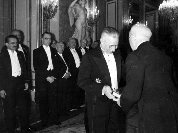 Komitet Noblowski nigdy nie docenił naukowych osiągnięć Świętosławskiego, za to nad Wisła mógł on liczyć na najwyższe zaszczyty. W latach 1935–1939 piastował nawet stanowisko ministra wyznań religijnych i oświecenia publicznego (źródło: domena publiczna).