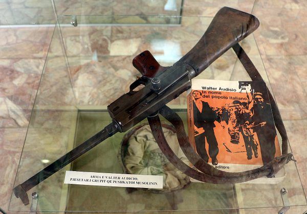 Francuski pistolet maszynowy MA38, z którego zastrzelono Mussoliniego (fot. Sailko, CC BY-SA 4.0).