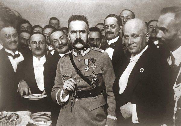 Zdaniem Piłsudskiego pogromy wynikały z faktu, że Żydzi jako jedyni dorobili się na wojnie, co wzbudzało nienawiść w Polakach