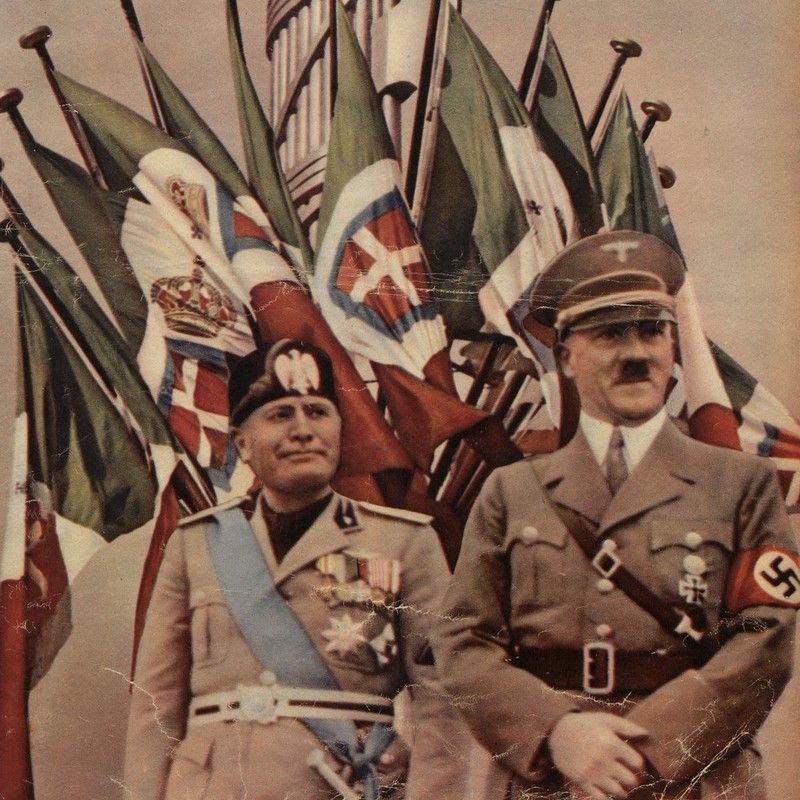 Czy Hitler miał naprawdę powody, aby podziwiać Mussoliniego? Na ilustracji fragment okłaki jednego z numerów tygodnika "Światowid" (źródło: domena punliczna).