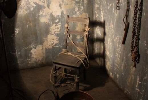 Katownie UB nie wyglądały lepiej (fot. Klearchos Kapoutsis, CC BY 2.0).