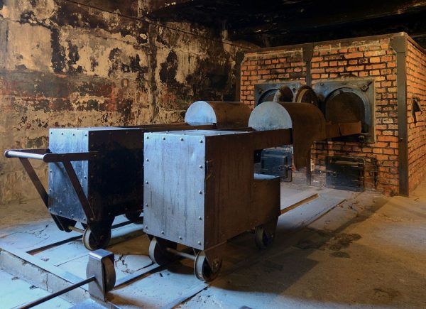 Tylko ci, którzy trzymali się ściśle określonych zasad mieli szansę uniknąć "wyjścia przez komin". Na zdjęciu krematorium z obozu Auschwitz I (fot. Marcin Białek; lic. CC-BY-SA 3.0). Tylko ci, którzy trzymali się ściśle określonych zasad mieli szansę uniknąć "wyjścia przez komin". Na zdjęciu krematorium z obozu Auschwitz I (fot. Marcin Białek; lic. CC-BY-SA 3.0).