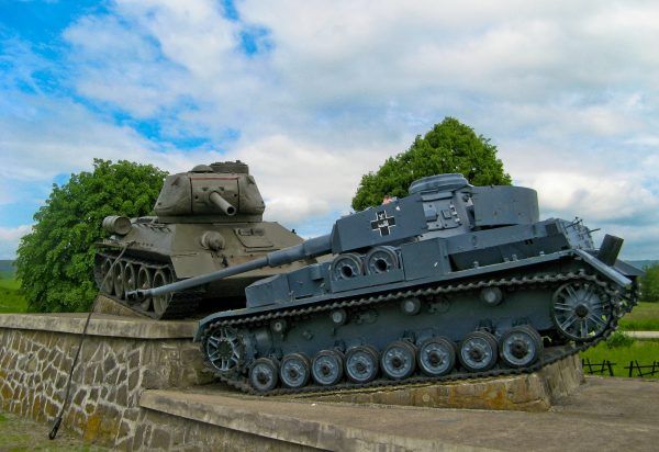 Pomnik bitwy o przełęcz dukielską (1944) na Słowacji. Niemiecki Pz-IV J (po prawej) staje w szranki z T-34/85 (fot. Szater, domena publiczna). Pomnik bitwy o przełęcz dukielską (1944) na Słowacji. Niemiecki Pz-IV J (po prawej) staje w szranki z T-34/85 (fot. Szater, domena publiczna).