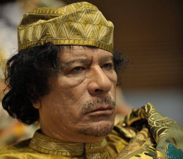 Jeden z dyktatorów, którzy skończyli marnie. Muammar Kaddafi, u szczytu swej władzy. Zdjęcie wykonane w lutym 2009 r. (źródło: Marynarka USA, domena publiczna). Jeden z dyktatorów, którzy skończyli marnie. Muammar Kaddafi, u szczytu swej władzy. Zdjęcie wykonane w lutym 2009 r. (źródło: Marynarka USA, domena publiczna).