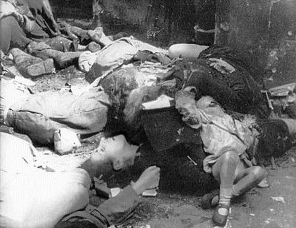 Naziści postanowili wymordować wszystkich mieszkańców powstańczej Warszawy. Dla nich płeć i wiek ofiar nie miały najmniejszego znaczenia. Na zdjęciu polscy cywile, zamordowani w egzekucji przy ul. Marszałkowskiej 111 (źródło: domena publiczna). Naziści postanowili wymordować wszystkich mieszkańców powstańczej Warszawy. Dla nich płeć i wiek ofiar nie miały najmniejszego znaczenia. Na zdjęciu polscy cywile, zamordowani w egzekucji przy ul. Marszałkowskiej 111 (źródło: domena publiczna).