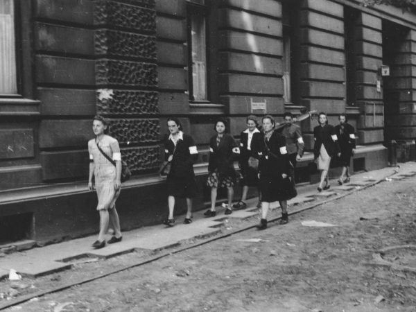 U wielu kobiet stres i niedożywienie spowodowały zatrzymanie miesiączki. Inne musiały jakoś sobie radzić… Na zdjęciu: patrol sanitarny Wojskowej Służby Kobiet AK (źródło: domena publiczna). U wielu kobiet stres i niedożywienie spowodowały zatrzymanie miesiączki. Inne musiały jakoś sobie radzić… Na zdjęciu: patrol sanitarny Wojskowej Służby Kobiet AK (źródło: domena publiczna).