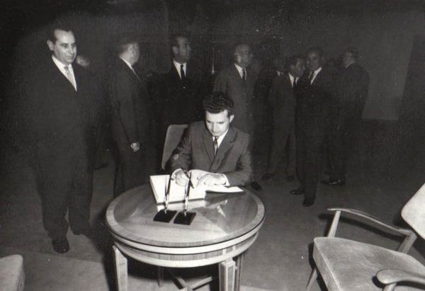 Ceaușescu chciał osobiście decydować o życiu wszystkich obywateli Rumunii (źródło: Fototeca online a comunismului românesc). Ceaușescu chciał osobiście decydować o życiu wszystkich obywateli Rumunii (źródło: Fototeca online a comunismului românesc).