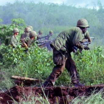Patrol piechoty ruszający do ataku na ostatnią pozycję Viet Congu podczas operacji Hawthorne (źródło: US Army Signal Corps - National Archives and Records Administration, domena publiczna).