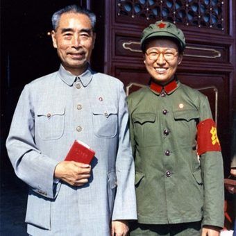 Ulubiona córka Mao Tse Tunga, Li Na, ze Zhou Enlai w 1966 roku (domena publiczna). Ulubiona córka Mao Tse Tunga, Li Na, ze Zhou Enlai w 1966 roku (domena publiczna).