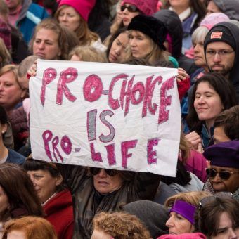 Kwestie dostępności i legalności aborcji wywołują kontrowersje także w krajach, w których ruchy kobiece są najsilniejsze. Na początku 2017 roku amerykańskie kobiety protestowały przeciwko decyzji nowego prezydenta, Donalda Trumpa, który zakazał finansowania z budżetu federalnego międzynarodowych organizacji pozarządowych, które mają na celu promocję aborcji (zdj. Mark Dixon, lic. CC BY 2.0). Kwestie dostępności i legalności aborcji wywołują kontrowersje także w krajach, w których ruchy kobiece są najsilniejsze. Na początku 2017 roku amerykańskie kobiety protestowały przeciwko decyzji nowego prezydenta, Donalda Trumpa, który zakazał finansowania z budżetu federalnego międzynarodowych organizacji pozarządowych, które mają na celu promocję dostępu do aborcji (zdj. Mark Dixon, lic. CC BY 2.0).