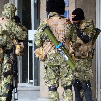 Rebelianci w donbaskim Słowiańsku w 2014 roku (fot. Євген Насадюк, lic. CC BY-SA 3.0). Rebelianci w donbaskim Słowiańsku w 2014 roku (fot. Євген Насадюк, lic. CC BY-SA 3.0).
