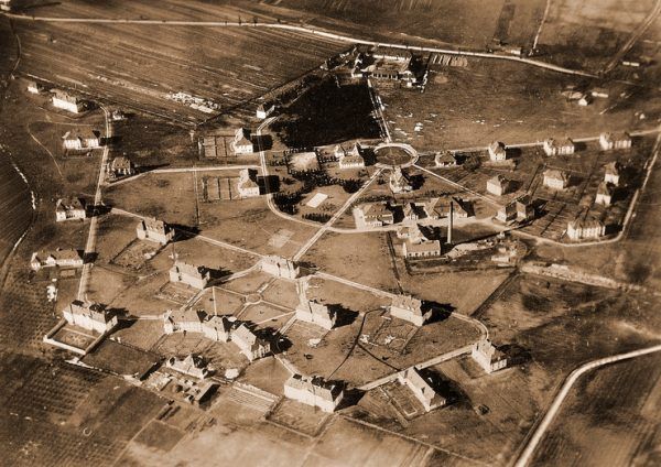 Szpital w Kobierzynie z lotu ptaka. Fotografia przedwojenna.