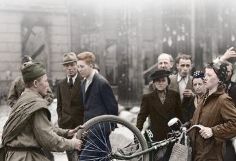 Zachowania czerwonoarmistów od pierwszych chwil szokowały Polaków. Na ilustracji fragment okładki książki "Czerwona zaraza"