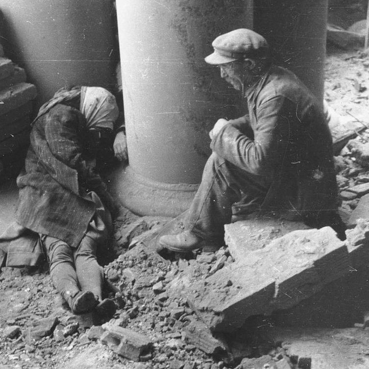 Przedłużające się powstanie było gehenną dla setek tysięcy mieszkańców Warszawy. Na zdjęciu ofiary bombardowania "Adrii".
