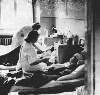 Podczas Powstania lekarze, pielęgniarki, sanitariuszki wykazali się ogromnym heroizmem. Dyżurowali przy łóżkach szpitalnych po 48 godzin bez przerwy. Na zdjęciu szpital w gmachu PKO przy ulicy Świętokrzyskej.