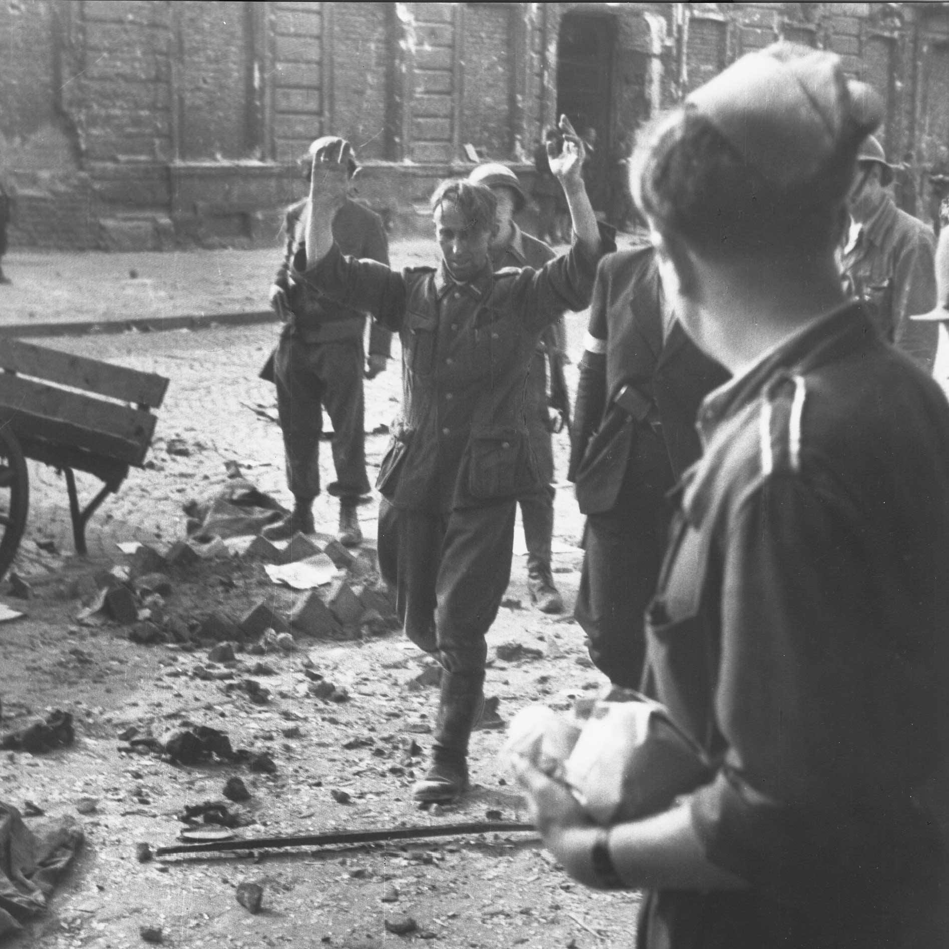 Niemiecki żołnierz wzięty do niewoli przez powstańców 20 sierpnia 1944 roku.