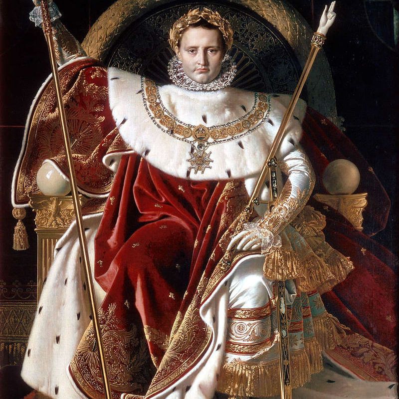 Chociaż ze względu na swój wzrost Napoleon zyskał przydomek "Małego Kaprala" w rzeczywistości kapralem był wielkim. Na tyle, że obawiając się jego potęgi, w Anglii zawiązano spisek mający obalić francuskiego Cesarza. Na ilustracji obraz pędzla Jeana Augusta Dominiqua Ingresa.