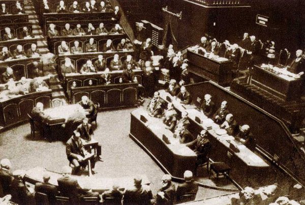 Mussolini przed Senatem w 1922 roku. Mussolini przed Senatem w 1922 roku.