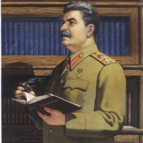 Stalin jako intelektualista? Tak przedstawiano go na propagandowych sowieckich plakatach. Dyktator uważał się bowiem za geniusza. Raz postanowił swoje błyskotliwe pomysły nawet spisać. Ze szkodą dla ludzkości...