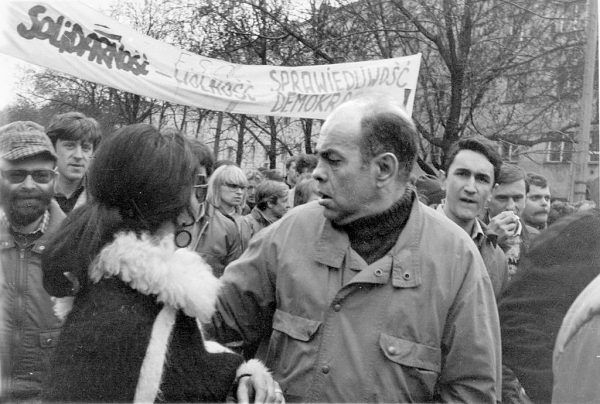 Jednym z oskarżonych w procesie "jedenastu" był Jacek Kuroń, współzałożyciel KOR, po odzyskaniu przez Polskę wolności poseł na Sejm I, II i III kadencji. Na zdjęciu z opozycją podczas demonstracji pierwszomajowej w 1989 roku.