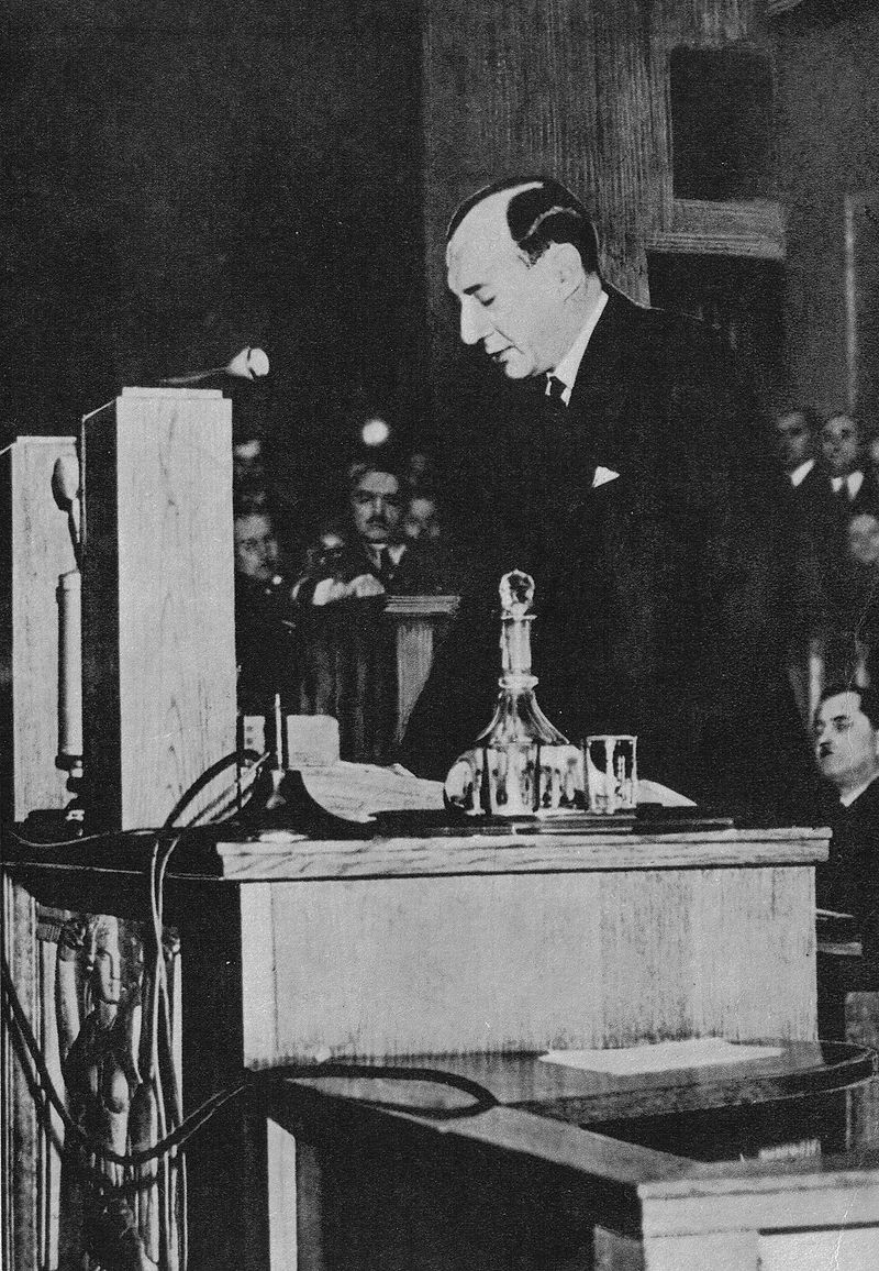 Józef Beck wygłaszający przemówienie w Sejmie 5 maja 1939 roku, podczas którego padły w ust premiera następujące słowa: "My w Polsce nie znamy pojęcia pokoju za wszelką cenę".