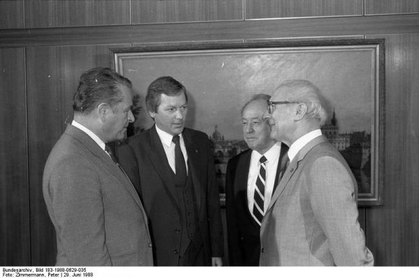 Jednym z najbliższych współpracowników gen. Jaruzelskiego był Czesław Kiszczak - członek WRON i współorganizator stanu wojennego w Polsce. Na zdjęciu Kiszczak z Erichem Honeckerem (z prawej), ówczesnym przywódcą NRD, w 1988 roku.