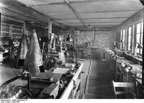 Warsztat produkujący rakiety V-2 w Peenemünde. Warsztat produkujący rakiety V-2 w Peenemünde.
