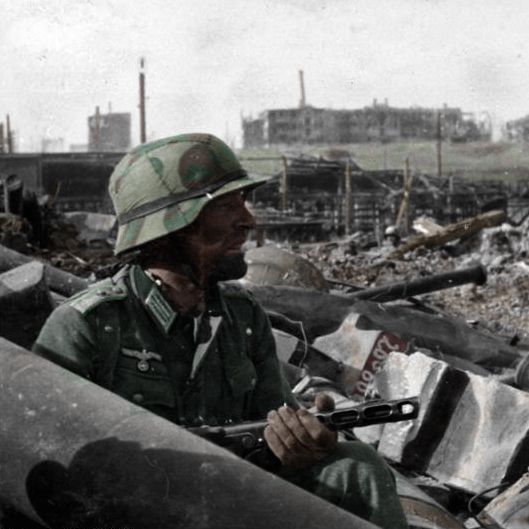 Niemiecki żołnierz pod Stalingradem. Jedno z nielicznych kolorowych zdjęć z tej krwawej bitwy.