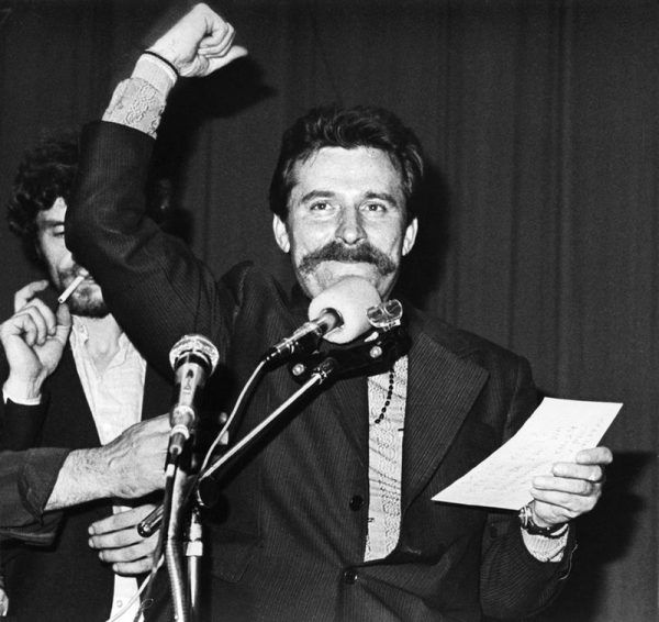 Dlaczego Lech Wałęsa uniknął losu słynnej "jedenastki", którą postawiono w stan oskarżenia w latach 1981-1984? Czyżby władzom PRL chodziło o podzielenie opozycji i zasianie wątpliwości, co do uczciwości jednego z jej liderów? Na zdjęciu Wałęsa w czasie strajku w sierpniu '80 w Stoczni Gdańskiej.