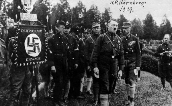 Jak wiele znamy powodów ewolucji Hitlera? Z typowego antysemity swojej epoki stał się on zbrodniarzem odpowiedzialnym za jedne z największych ludobójstw w historii świata... Na zdjęciu zgromadzenie hitlerowskiej partii NSDAP w Norymberdze, 1927 rok. Jak wiele znamy powodów ewolucji Hitlera? Z typowego antysemity swojej epoki stał się on zbrodniarzem odpowiedzialnym za jedne z największych ludobójstw w historii świata... Na zdjęciu zgromadzenie hitlerowskiej partii NSDAP w Norymberdze, 1927 rok.