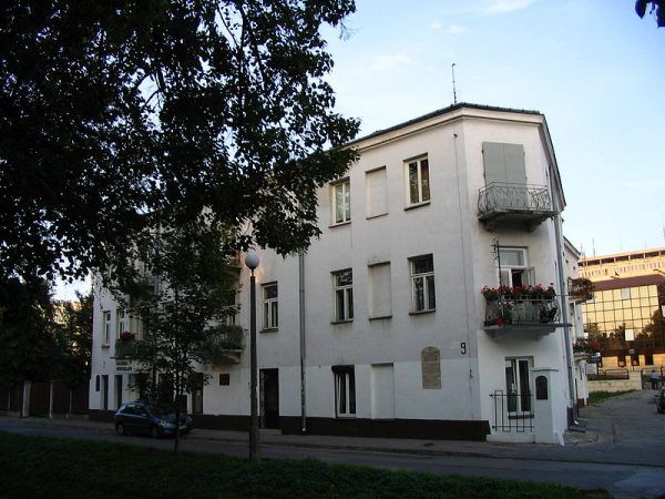 Kamienica przy ul. Planty 7, gdzie doszło do rozpoczęcia Pogromu kieleckiego, czyli serii napadów na ludność żydowską 4 lipca 1946 roku. W ich wyniku zginęło 37 Żydów, a 35 zostało rannych. Zginęło też 3 Polaków. Kamienica przy ul. Planty 7, gdzie doszło do rozpoczęcia Pogromu kieleckiego, czyli serii napadów na ludność żydowską 4 lipca 1946 roku. W ich wyniku zginęło 37 Żydów, a 35 zostało rannych. Zginęło też 3 Polaków.