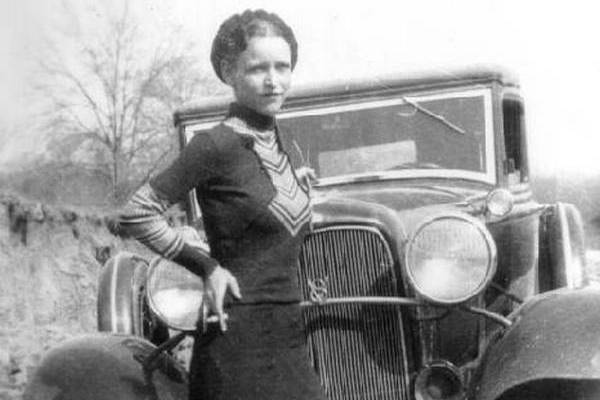 Bonnie Elizabeth Parker, urodzona 1 października 1910 roku, zmarła 24 maja 1934 roku. Członkini gangu Barrowa i partnerka życiowa Clyde’a.