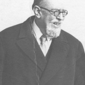 Zmieniał poglądy jak chorągiewka. Gdy w jego posiadłościach pojawili się hitlerowcy, ten polski wyrachowany magnat witał ich z entuzjazmem, przyjmując maskę nazisty. Na ilustracji fragment niemieckiego plakatu propagandowego. Książę Michał Radziwiłł na fotografii wykonanej w Monte Carlo.