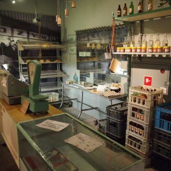 Puste półki. Rekonstrukcja sklepu z przełomu lat 70 i 80 (fot. Michał Paluchowski , lic. CC BY 2.0)