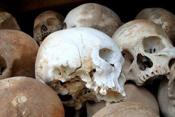Czaszki ofiar reżimu z obozu Tuol Sleng (fot. Sigmankatie, CC BY-SA 3.0).