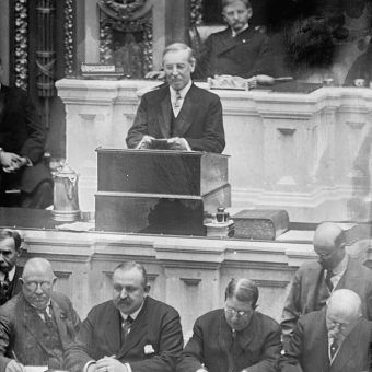 Harris & EZarówno Woodrow Wilson, jak i Franklin Delano Roosevelt obejmowali urzędy na długo przed wybuchem światowego konfliktu.wing Zarówno Woodrow Wilson, jak i Franklin Delano Roosevelt obejmowali urzędy na długo przed wybuchem światowego konfliktu.