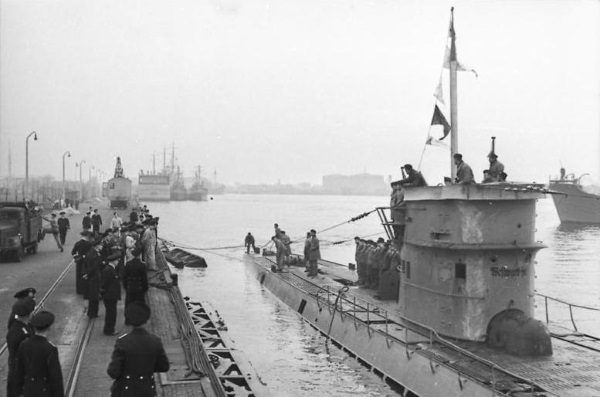 U-37 wpływa do portu. Była to jedna z najskuteczniejszych niemieckich jednostek podwodnych.