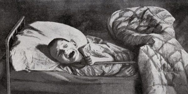 Ciężko niedożywiony chłopiec płaczący w łóżku szpitalnym w Samarze (fot. domena publiczna)