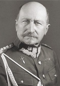 Józef Dowbor-Muśnicki, ojciec Janiny, był zasłużonym oficerem Wojska Polskiego.