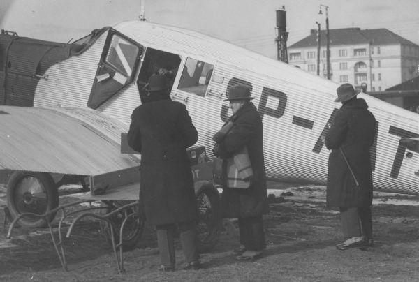 Pasażerowie przed startem samolotu z Poznania do Warszawy. 1931 rok.