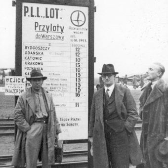 Pasażerowie stoją przed rozkładem lotów. Warszawa 1933 rok.