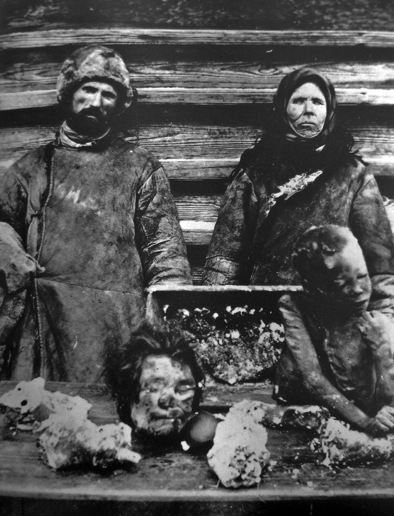 Oto do czego potrafi doprowadzić głód... Na zdjęciu Rosjanie sprzedający ludzkie mięso w czasie klęski głodu w 1921 roku.