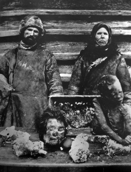 Rosjanie sprzedający ludzkie mięso w czasie klęski głodu 1921 roku. (fot. domena publiczna)