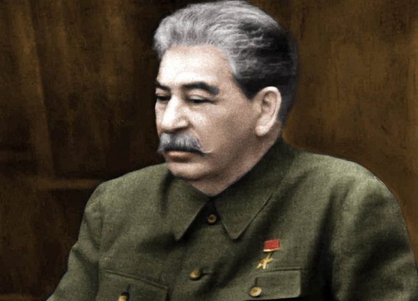Stary i schorowany Stalin na fotografii wykonanej cztery miesiące przed jego śmiercią. Zdjęcie z książki „Stalin. Nowa biografia” (Znak Horyzont 2016). Koloryzacja: Rafał Kuzak.