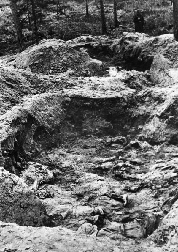 Jedna ze zbiorowych mogił w lesie katyńskim podczas ekshumacji w 1943 roku.