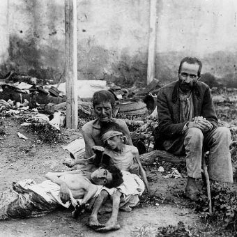 Umierająca z wycieńczenia rodzina w czasie klęski głodu na początku lat dwudziestych (fot. domena publiczna)