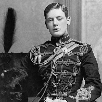 Winston Churchill w huzarskim mundurze na zdjęciu wykonanym w 1895 roku. Winston Churchill w huzarskim mundurze na zdjęciu wykonanym w 1895 roku.