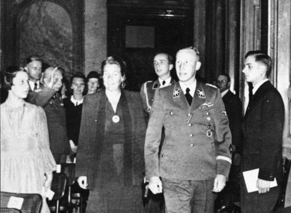Lina Heydrich do śmierci Reinharda wiernie mu towarzyszyła. Lina Heydrich do śmierci Reinharda wiernie mu towarzyszyła.