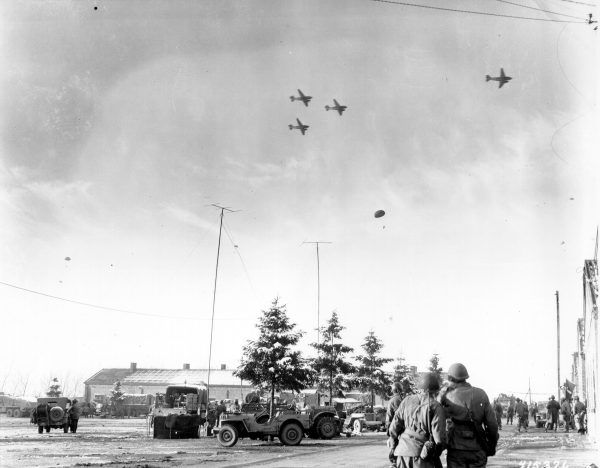 Żołnierze 101. Dywizji obserwują zrzut zapasów we Francji w 1944 Żołnierze 101. Dywizji obserwują zrzut zapasów we Francji w 1944